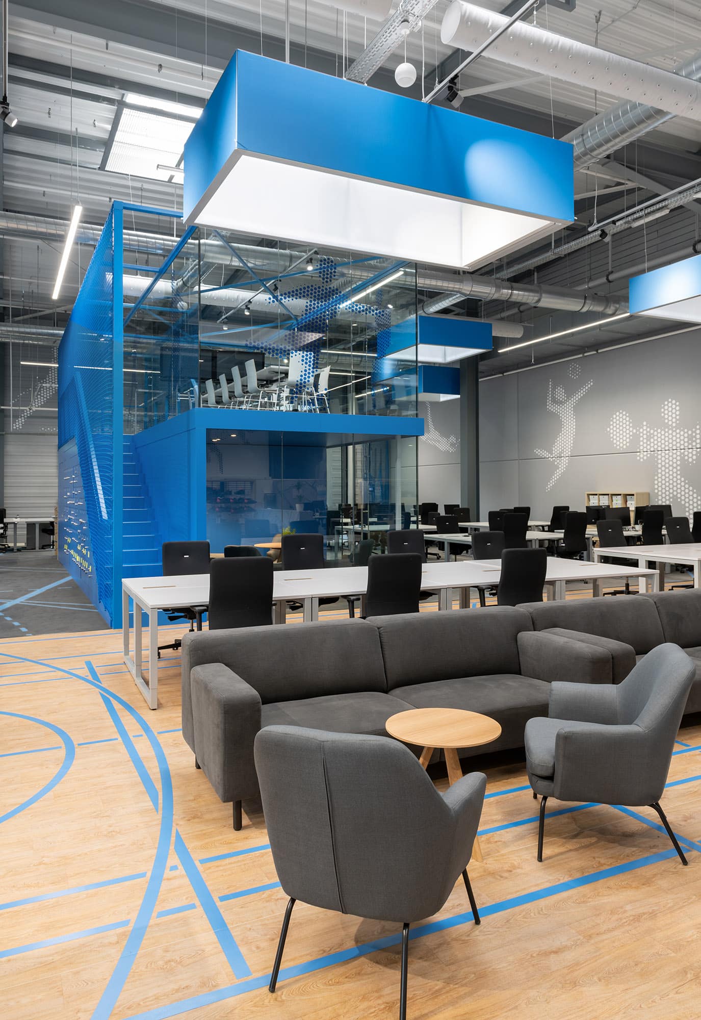 Der BlueCube ist das zentrale Element im großen Workspace: Für Team-Meetings oben und konzentriertes, abgeschottetes Arbeiten unten