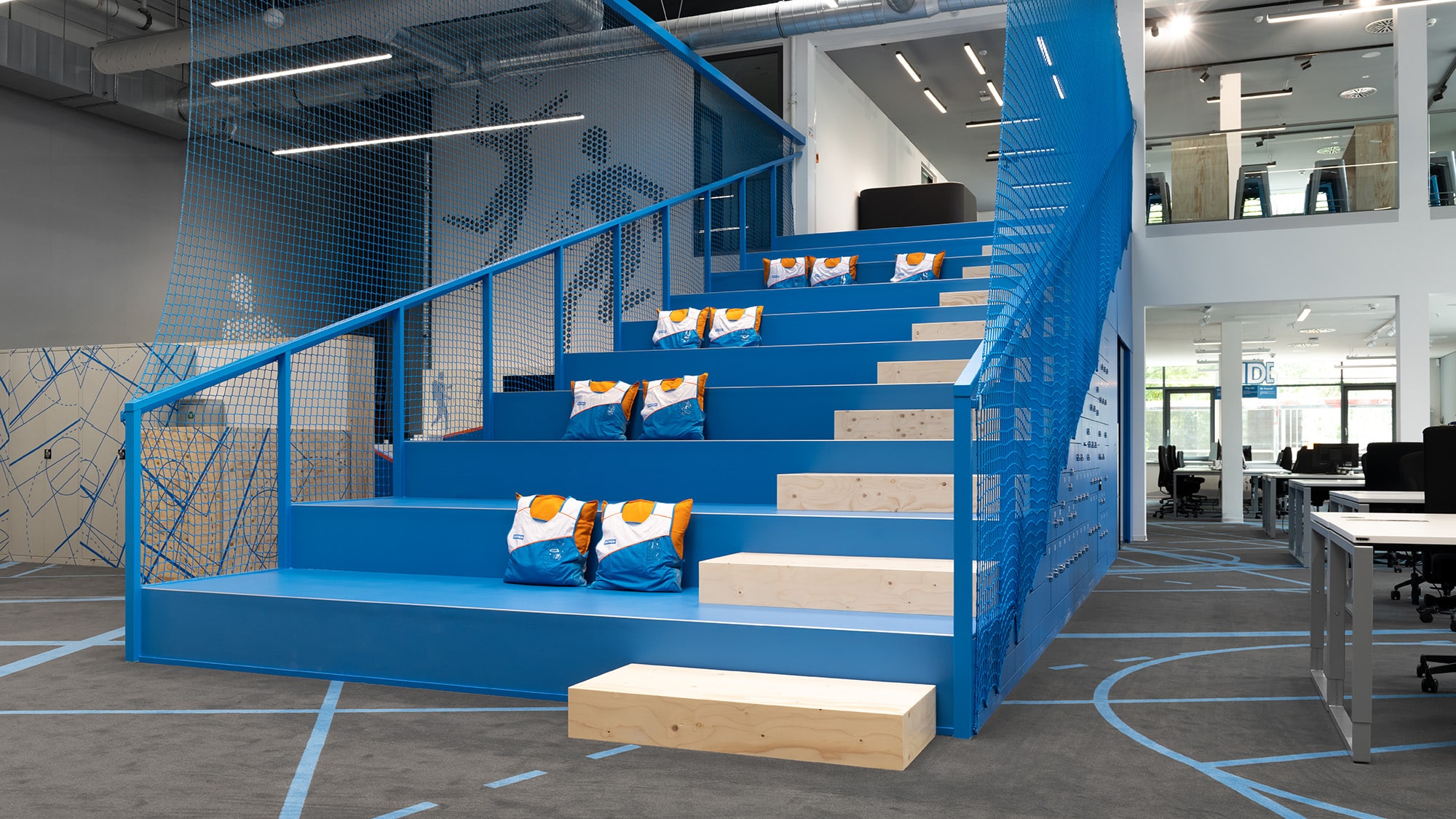 BlueStairs im großen Workspace, als Treppenaufgang und Tribüne nutzbar
